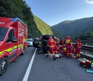 O bucată de stâncă a căzut peste mașină/Foto: ISU Sibiu