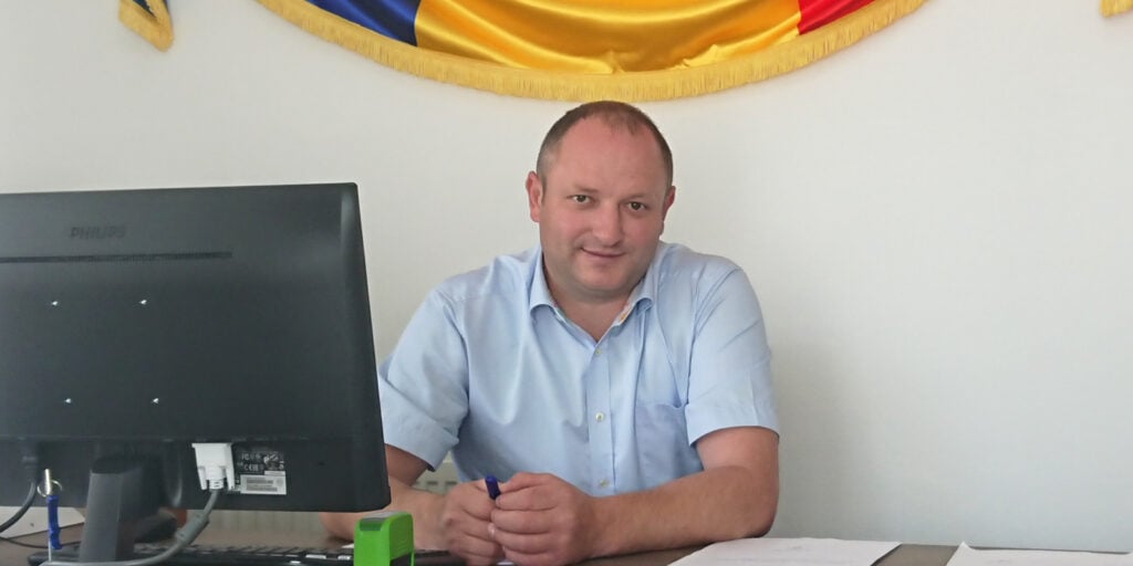 Ștefan Șulumberchean, primarul comunei Bâghiș, spune că lucrările au fost încredințate direct și nu prin licitație din greșeală. Foto: Primăria Bârghiș