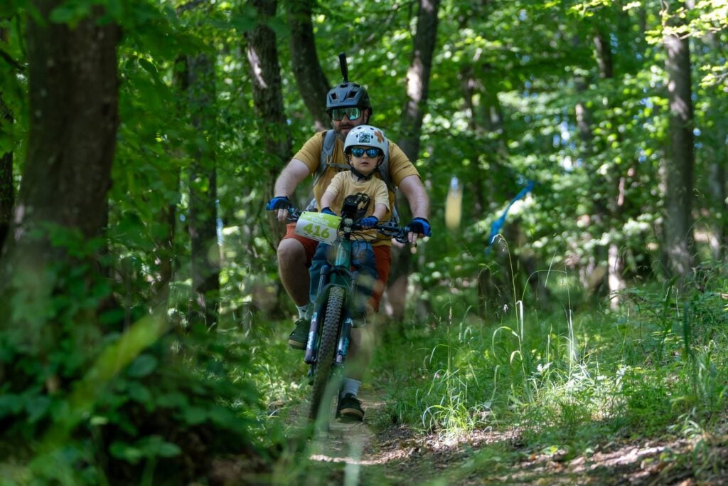 Concursul are categorie și pentru familii. Foto: Gușterița MTB / Tibi Hila
