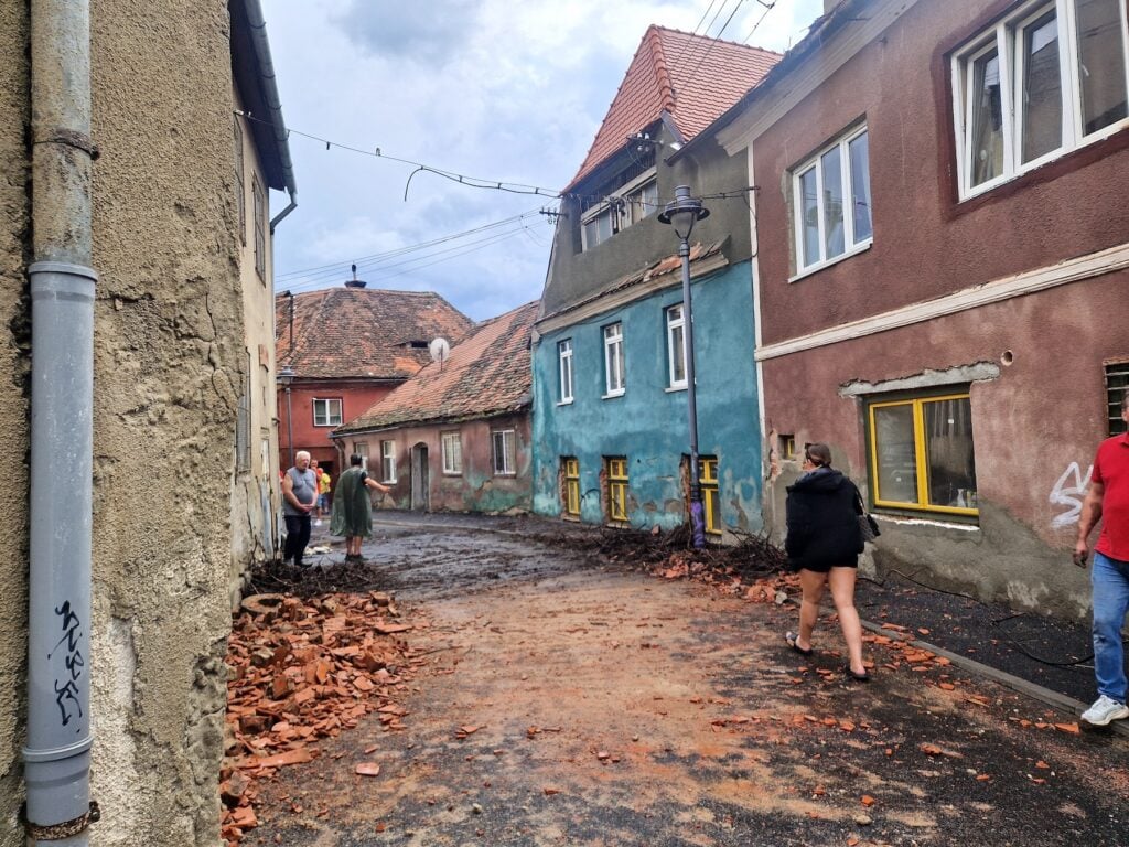 Hornul și cuibul de berze din vârf s-au prăbușit la începutul furtunii. Foto: turnulsfatului.ro