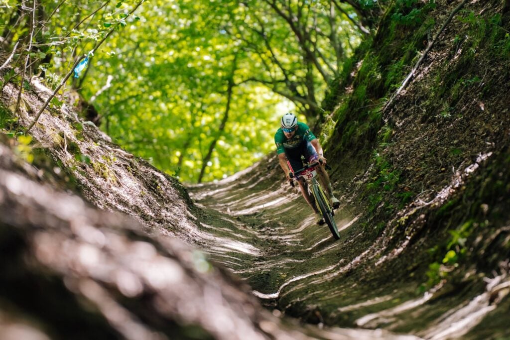 Pe coborârea asta nu m-am putut abține să nu chiui de bucurie. Foto: Gușterița MTB / Tibi Hila