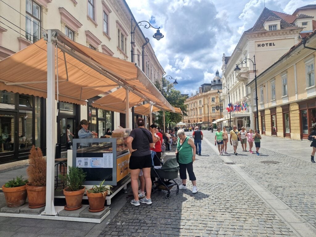Vitrinele de înghețată înglobate în terasele sezoniere ale restaurantelor din centrul Sibiului trebuie înlăturate până miercuri. Foto: turnulsfatului.ro