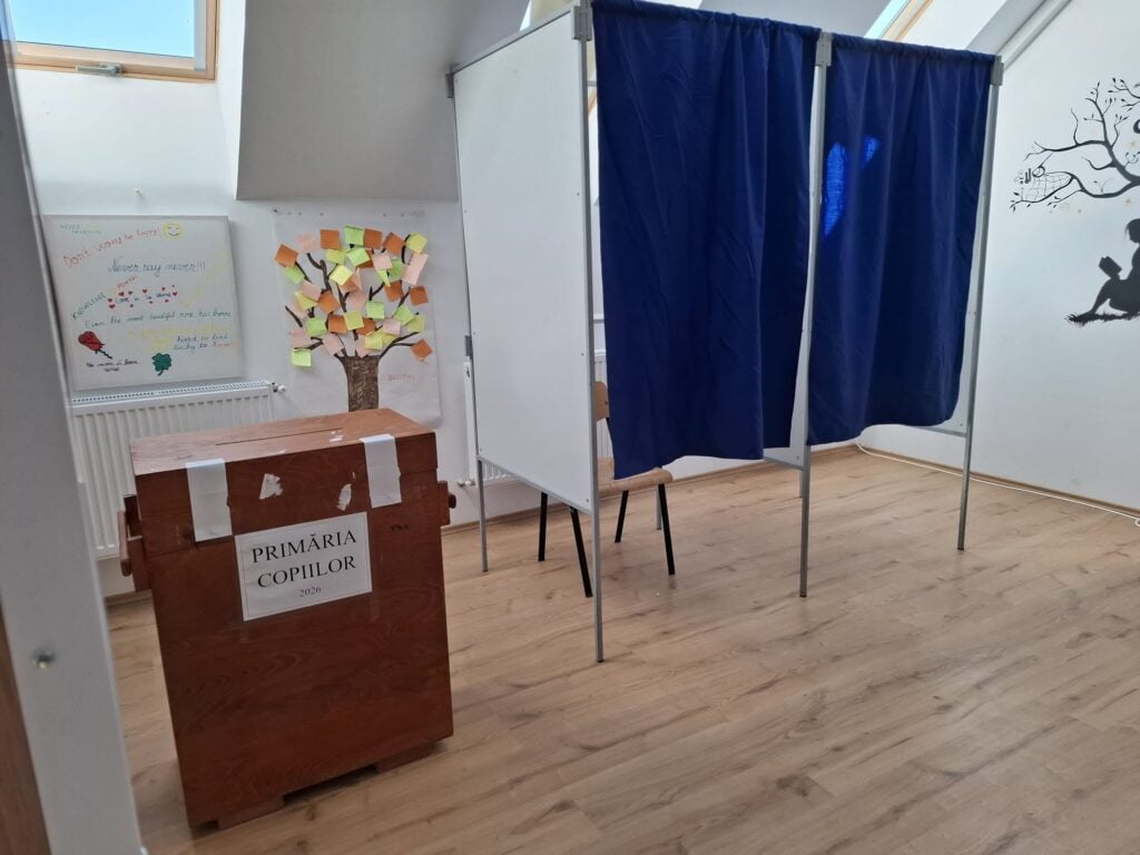 La școala din Mihăileni s-au desfășurat alegeri „ca la carte”. Foto: Facebook / Primăria Mihăileni