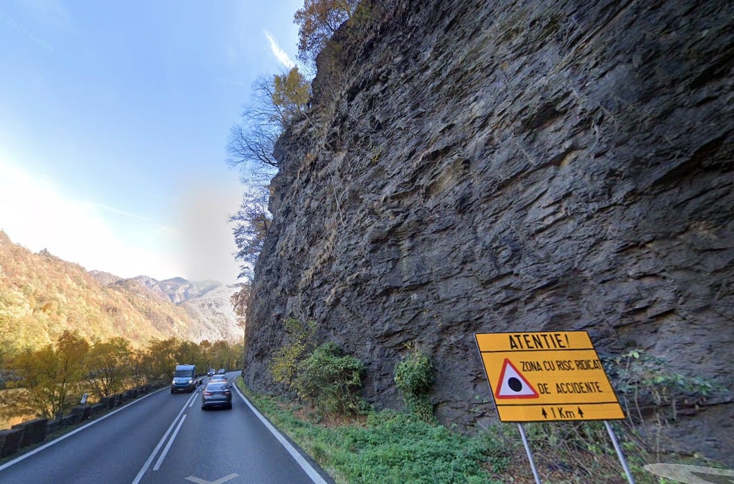 Zona în care au fost reclamate noile căderi de pietre nu are plase de siguranță montate pe versanți. Foto: Google Street View