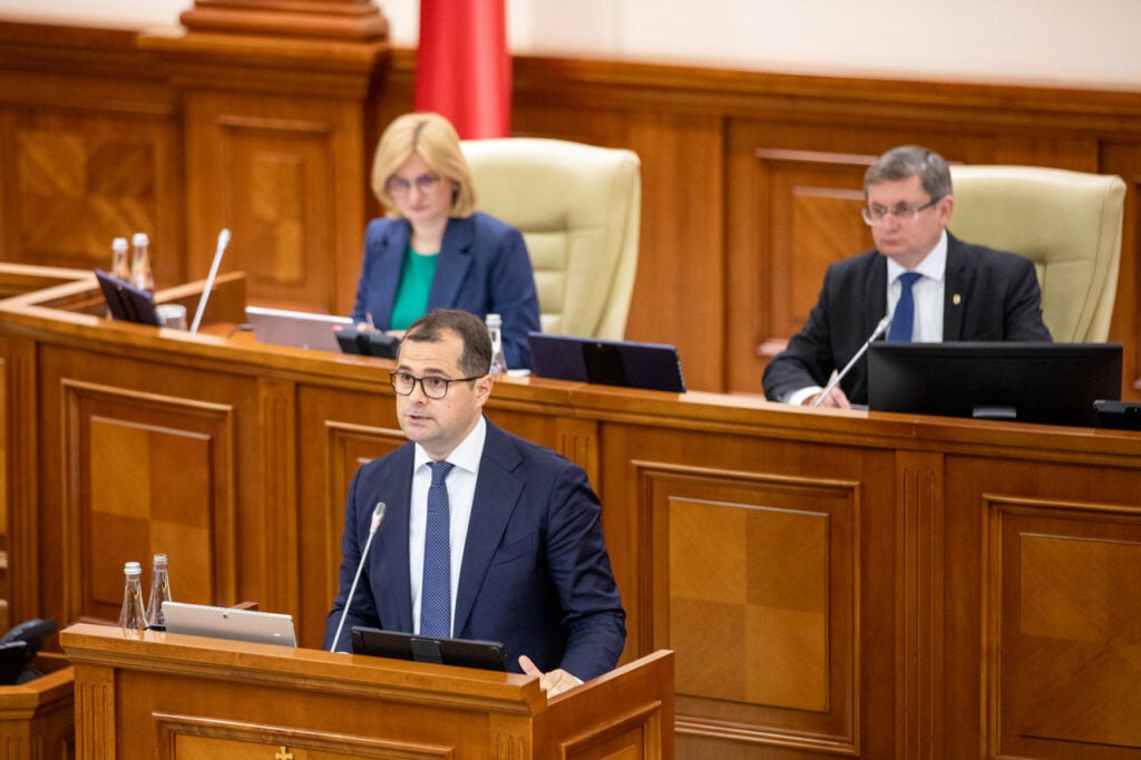 Guvernul condus de Vasile Tofan a fost învestit cu 53 de voturi din 101 deputați. Foto: moldova1.md