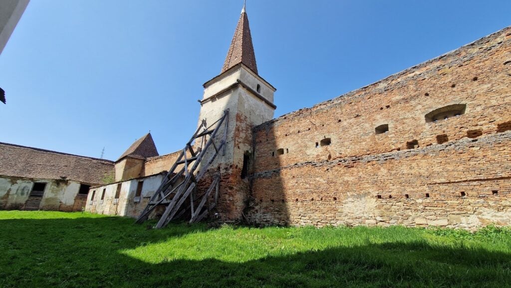 Zidul înainte de a se prăbuși (vedere din curte). Foto: turnulsfatului.ro