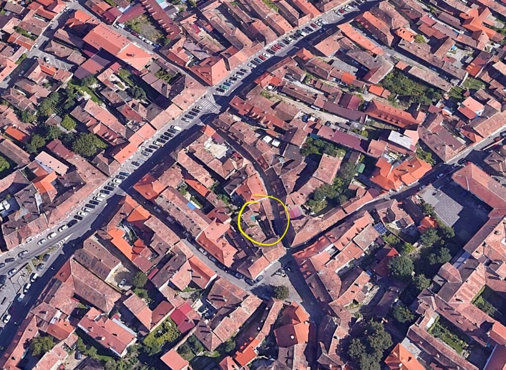 Incendiul a izbucnit într-o zonă cu un țesut urban dens. Sursa foto: Google Earth