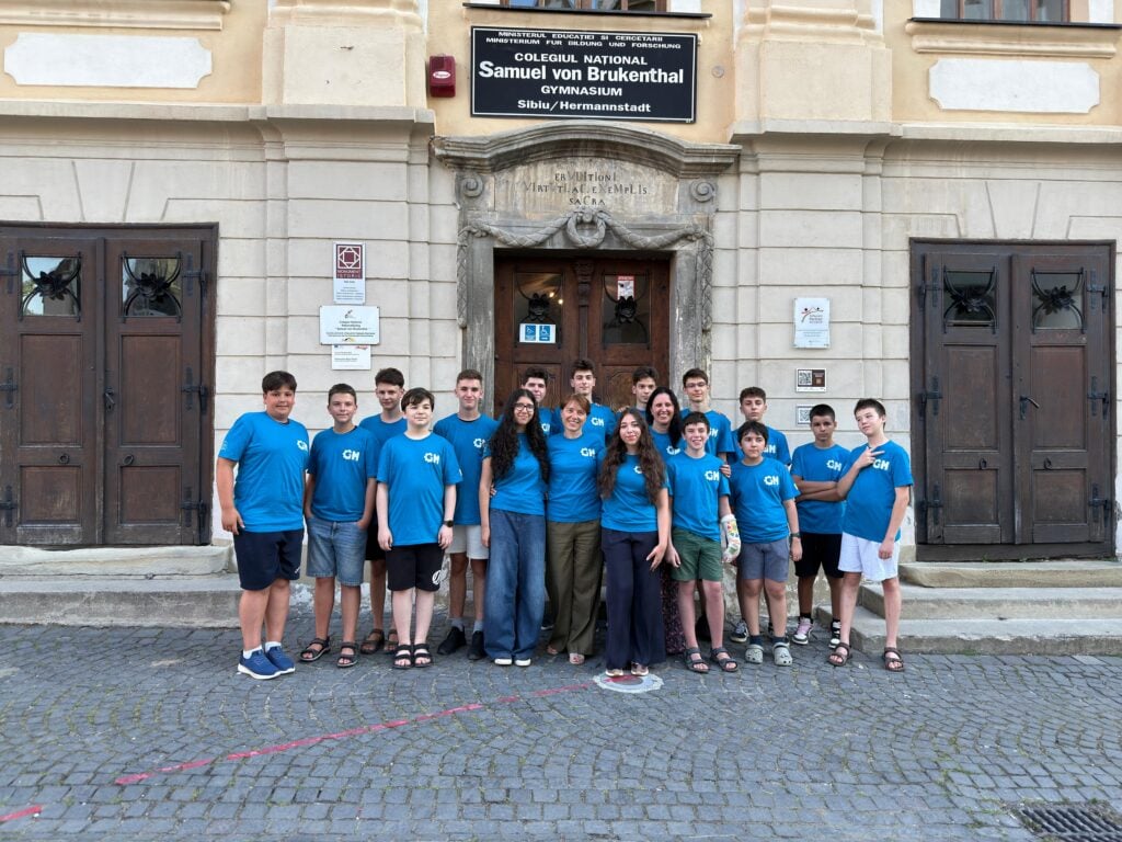 Echipa Gear Maniacs Jr, în fața Colegiului Național Samuel von Brukenthal Sibiu. Foto: Mihaela Hadăr, profesor coordonator