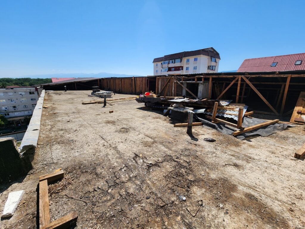 Jumătatea de acoperiș rămasă pe blocul de pe strada Valea Aurie din Sibiu după vijelia din 7 august 2026