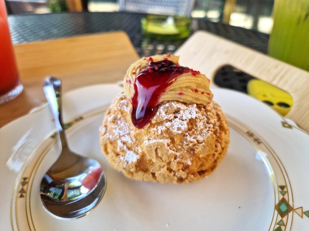 Choux à la crème la Agora Grâu. Foto: turnulsfatului.ro