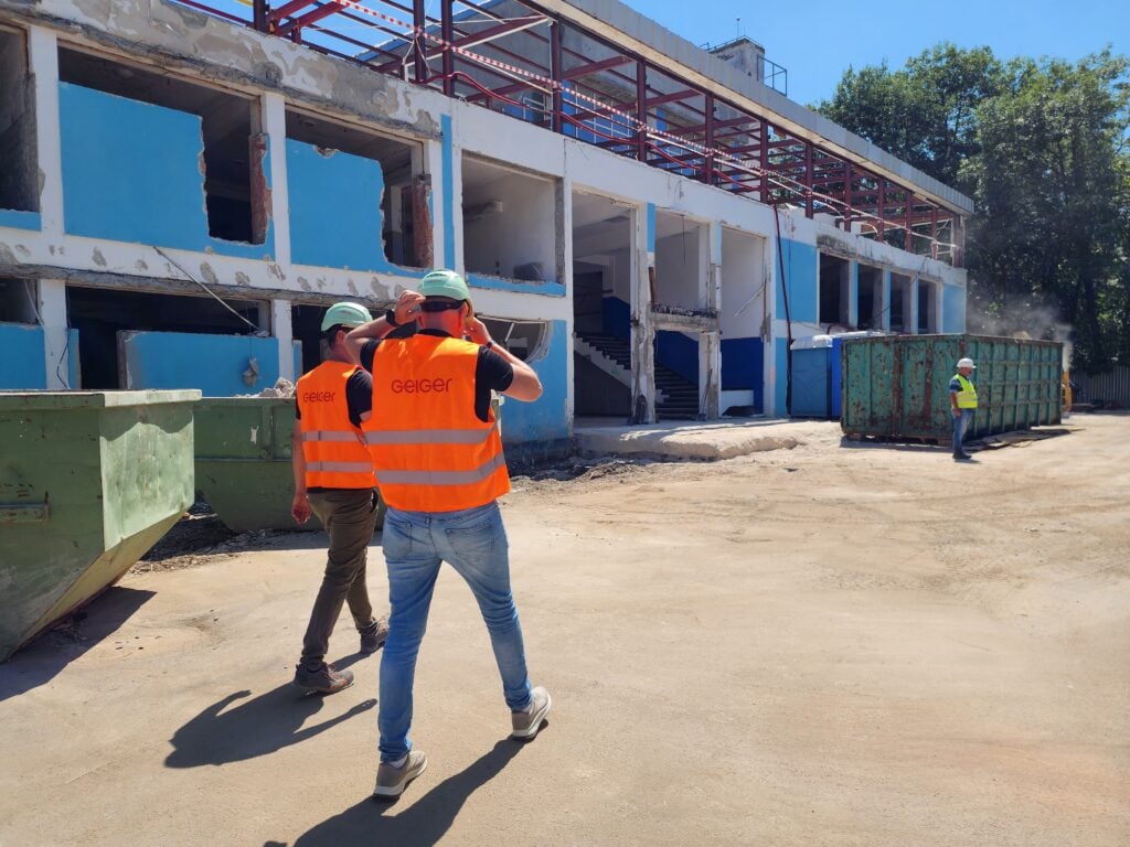 Inginerii de pe șantierul bazinului Olimoia ne arată lucrările de demolare efectuate. Foto: turnulsfatului.ro