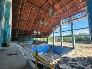 Zidurile și o parte din acoperișul bazinului Olimpia au fost demolate. Foto: turnulsfatului.ro