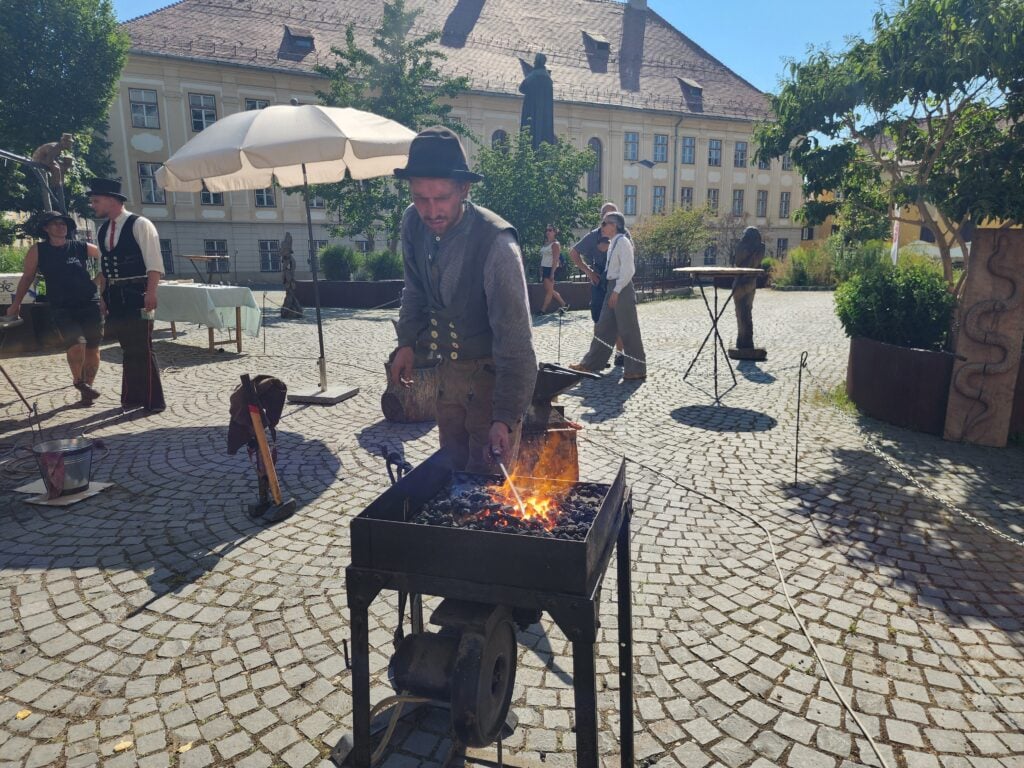 Sebastian, fierarul german care revine pentru a doua vară la Sibiu, după călătorii prin Marea Britanie, Scandinavia și alte regiuni ale Europei. Foto: turnulsfatului.ro