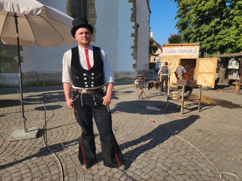 Jan a devenit calfă după ce a petrecut timp cu calfele din Sibiu în timpul unui voluntariat la Biserica Evanghelică. Foto: turnulsfatului.ro