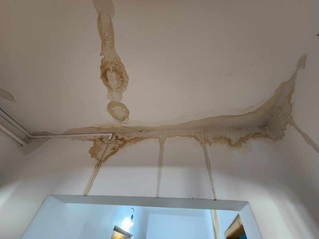 infiltrații de apă pe perete și tavan