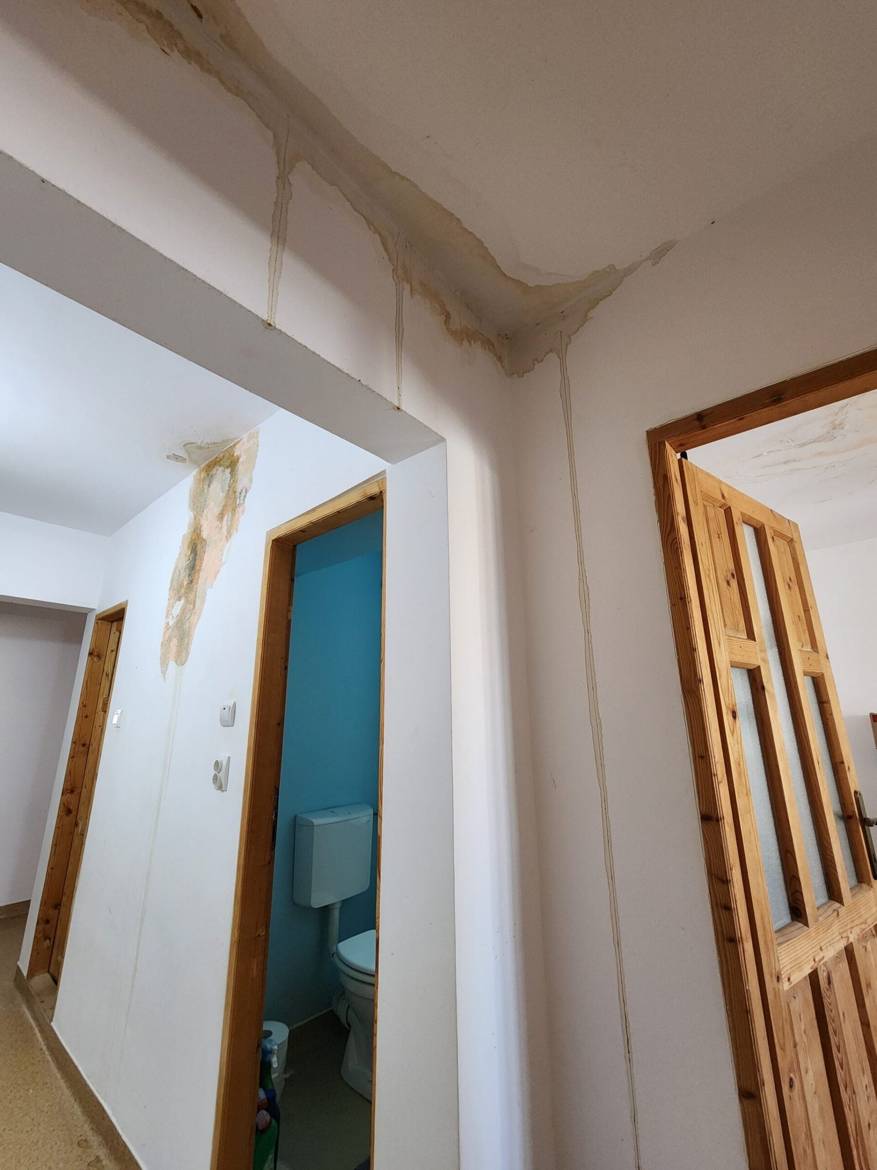 infiltrații de apă pe perete și tavan