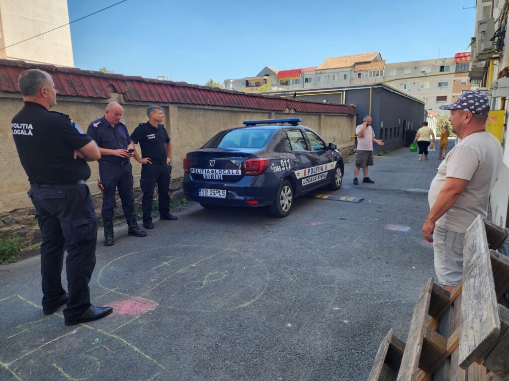 Reprezentantul ISU a chemat Poliția Locală la fața locului pentru a le prezenta concluzia despre pericolul pe care-l reprezintă partea de acoperiș rămasă. Foto: turnulsfatului.ro