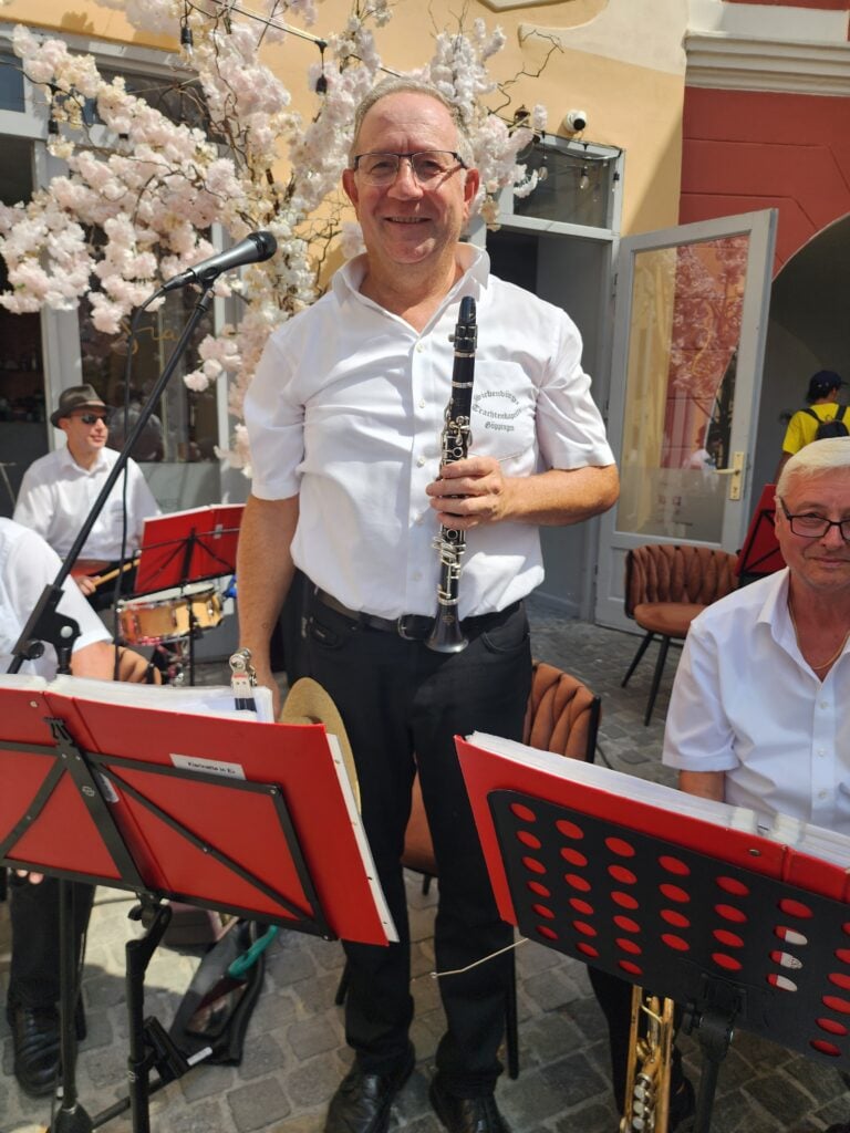 Arnold Krau, dirijorul fanfare de sași Siebenbürger Trachtenkapelle Göppingen, originar din Șura Mare. Foto: turnulsfatului.ro