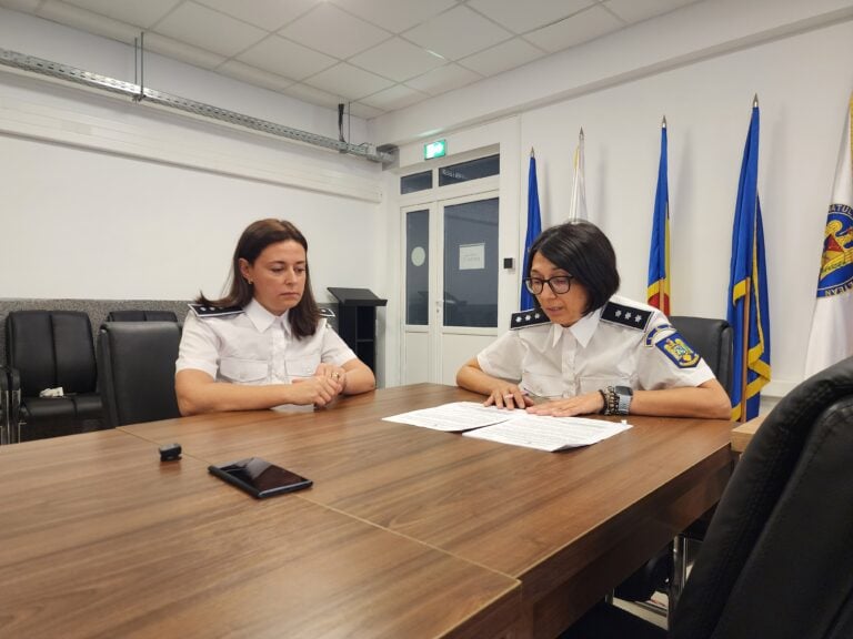 Comisar-șef de poliție Liliana-Adina Douchez, șefa Biroului pentru Imigrări Sibiu și Inspectorul Principal Roxana Râtea. Foto:turnulsfatului.ro