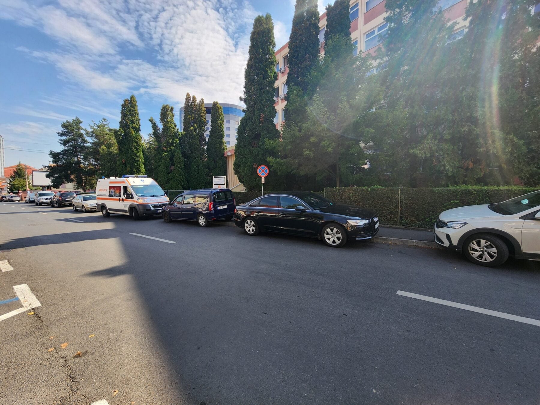 Pacienții policlinicii primesc amenzi chiar dacă sunt nevoiți să staționeze pe trotuar. Foto: turnulsfatului.ro