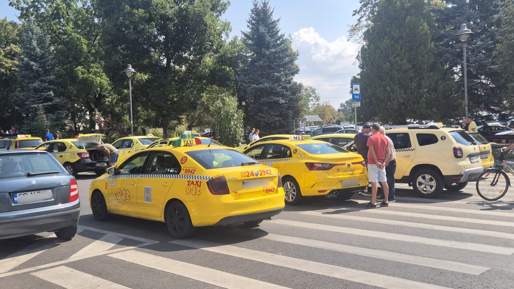 Numărul curselor la taxi crește în momentul în care Uber și Bolt au tarife dinamice. Foto: turnulsfatului.ro