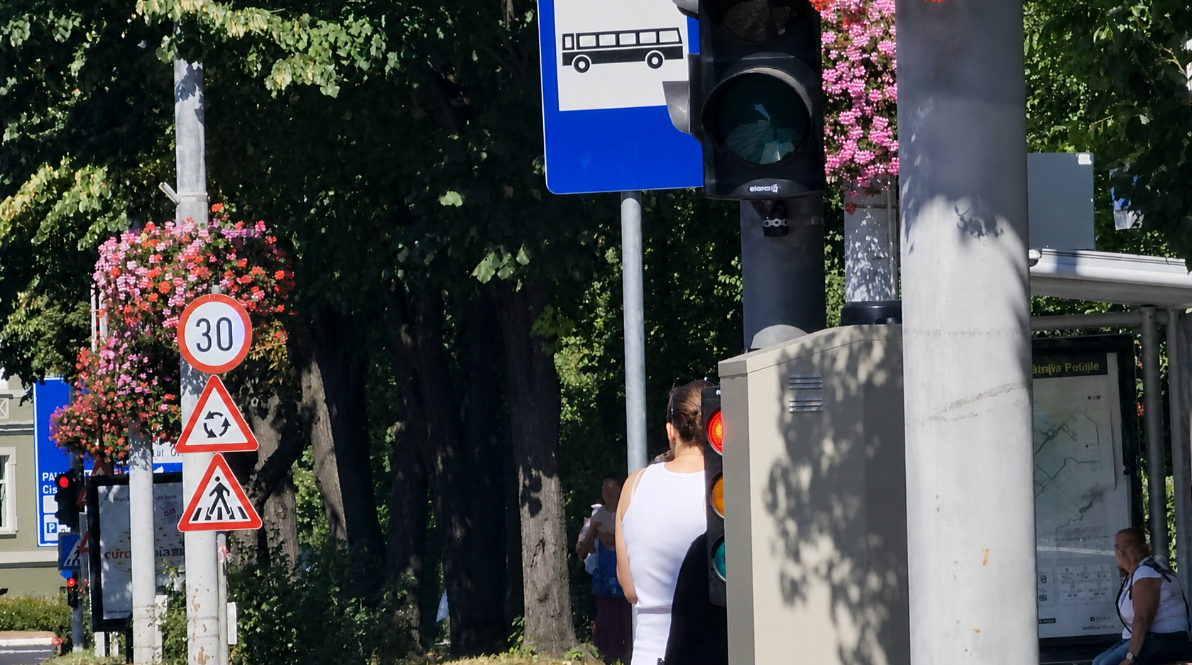Semaforul de pe V. Milea, în apropiere de Aleea Pluto este acoperit în mare parte de o firidă electrică. Foto: turnulsfatului.ro