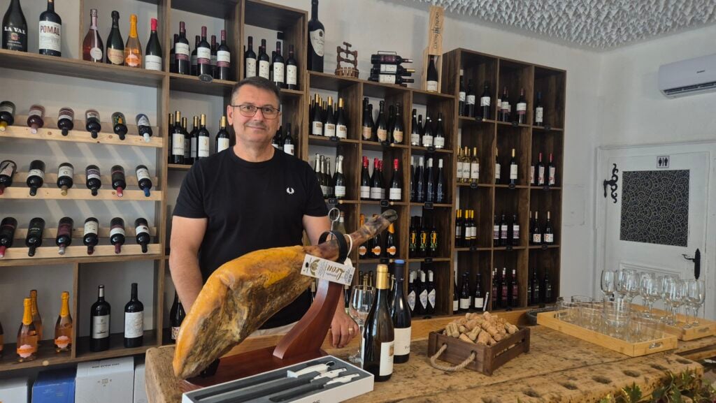 Cristi Popa, proprietarul magazinului El Punto. Foto: turnulsfatului.ro
