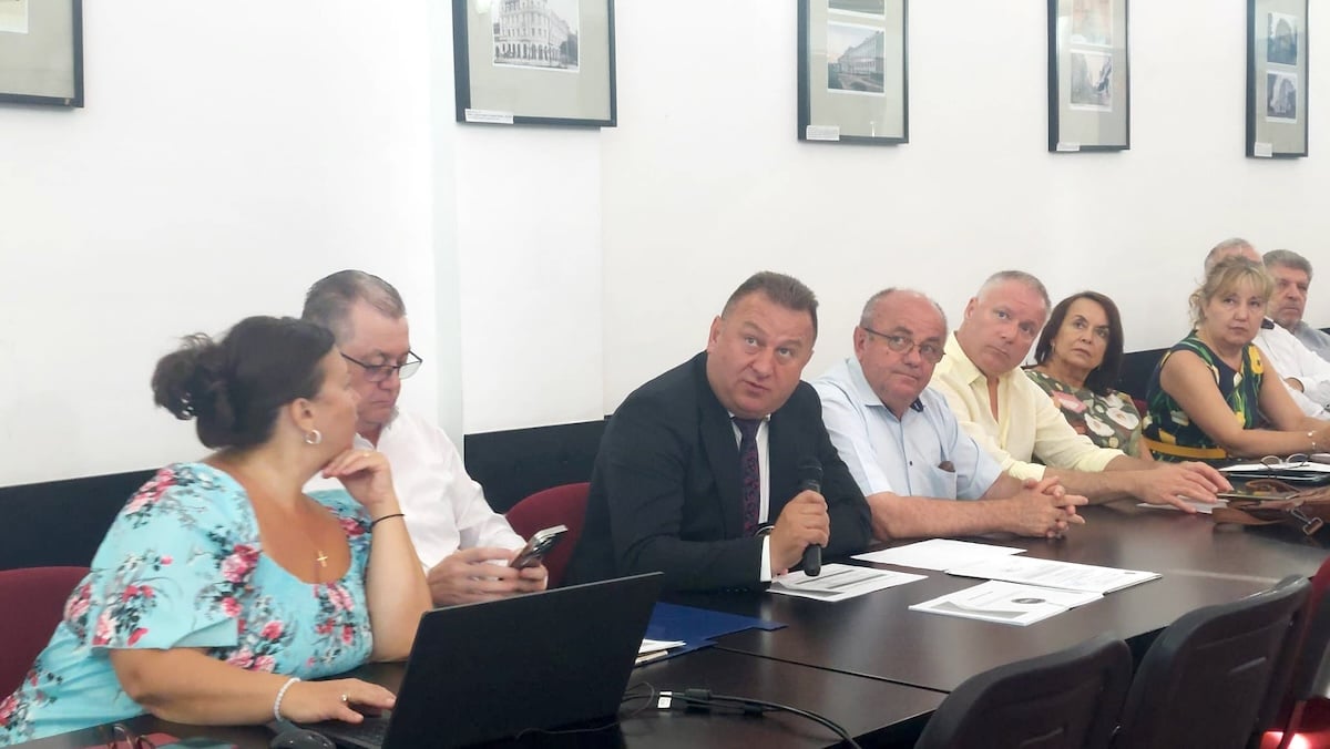 Foto: Ioan Seuchea, Director Executiv Adjunct APIA Sibiu, în Ședința de Colegiu Prefectural. Sursa: turnulsfatului.ro