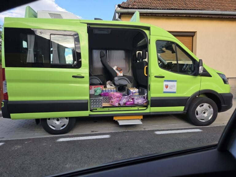 Microbuzul fotografiat cu alimente, inclusiv mâncare pentru pisici. Sursa foto: cititorii turnulsfatului.ro