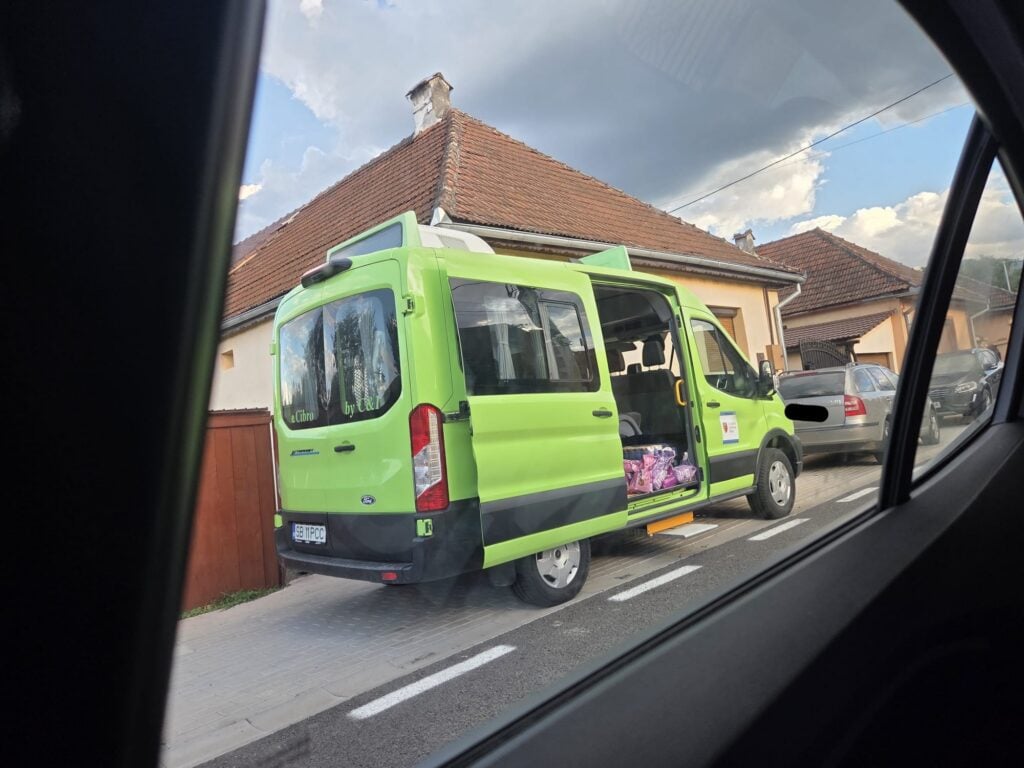 Poze microbuz scolar cu alimente1 cartiosoarajpeg