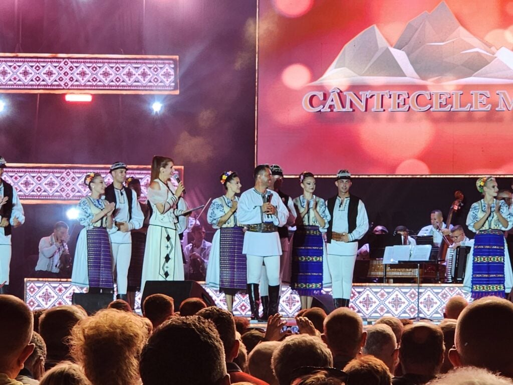 Robert Târnăveanu pe scena Festivalului „Cântecele Munților” 2026.