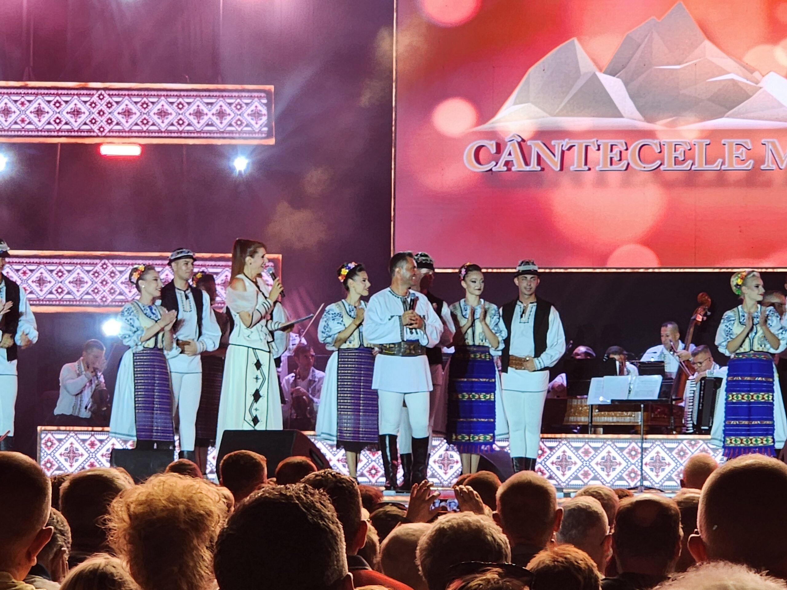 Robert Târnăveanu pe scena Festivalului „Cântecele Munților” 2026.