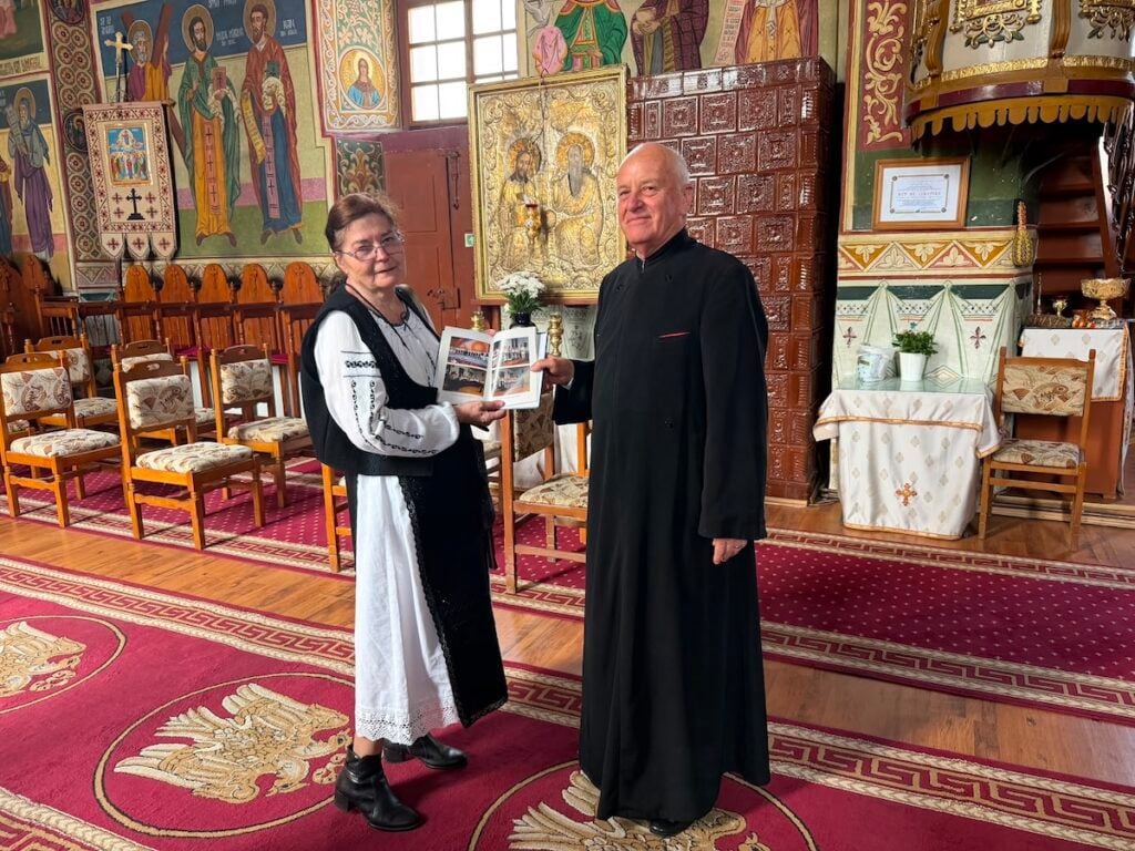 Maria Peligrad alături de preotul Ioan Ciocan / Foto - turnulsfatului.ro