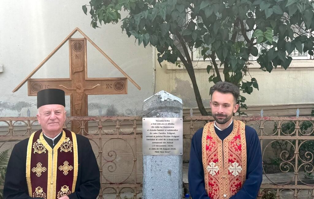 Cei doi preoți care au slujit și troița / Foto - turnulsfatului.ro