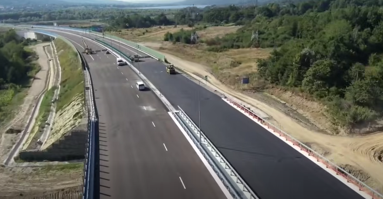 Constructorul este mobilizat în șantier cu 350 de muncitori și 156 de utilaje. Foto: captură video Cristian Pistol