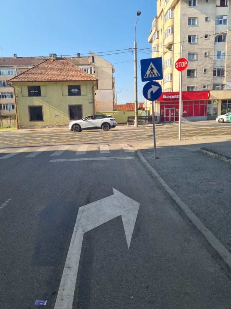 Locuitorii din zonă spun că interzicerea virajului la stânga îi obligă să ocolească prin sensul giratoriu de la Calea Turnișorului. Foto: cititor Turnul Sfatului