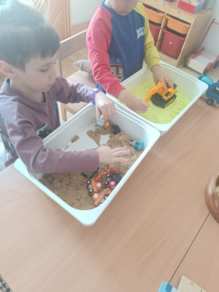 Centrul Autism Play din Sibiu folosește metoda Montessori în terapia copiii cu spectru autism.