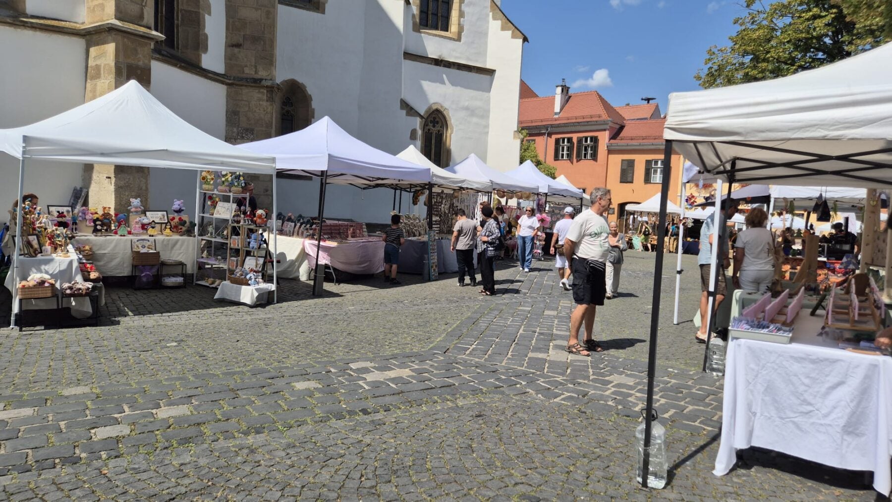 Piața Huet din Sibiu găzduiește zilele acestea ediția cu numărul 42 a târgului Creative Buzz. Foto: turnulsfatului.ro