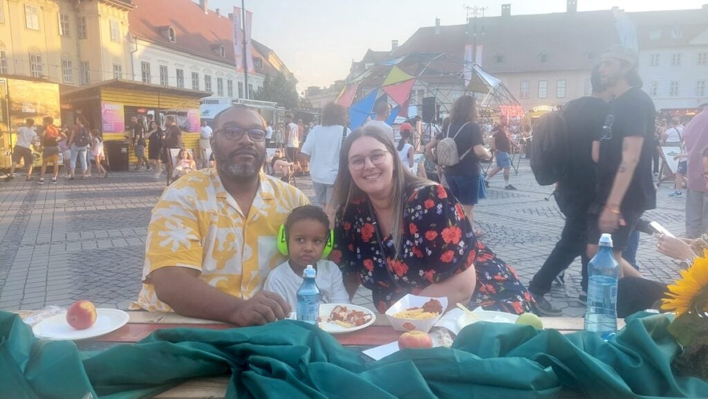 Andreea alături de soțul și băiațelul ei