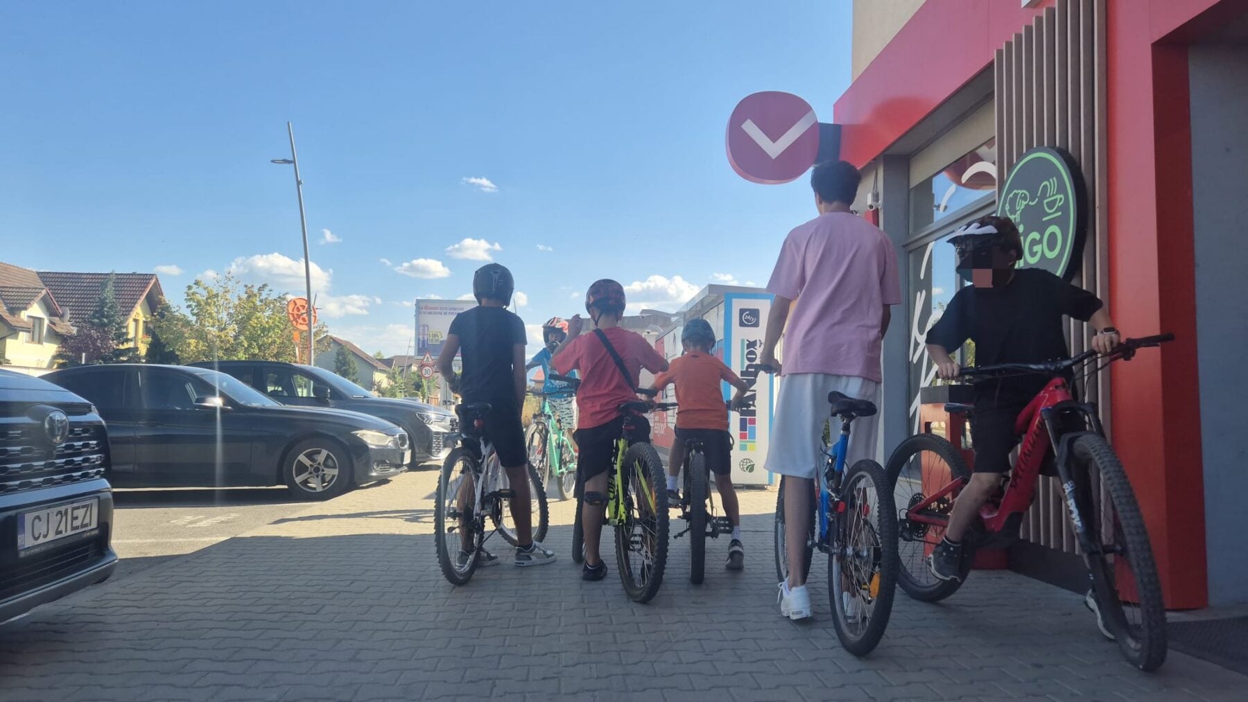M-am întâlnit cu o parte dintre bicicliștii care au ajuns în ultima vreme în atenția oamenilor din oraș. Foto: turnulsfatului.ro