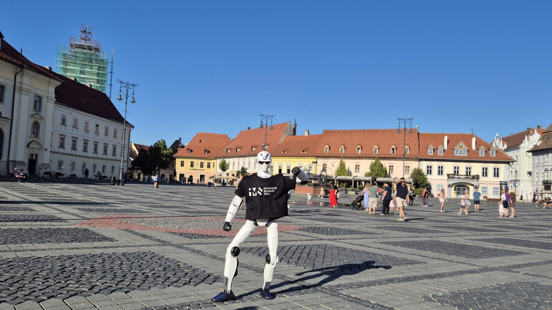 Robotul a vorbit și a dansat cu copiii. Foto: turnulsfatului.ro
