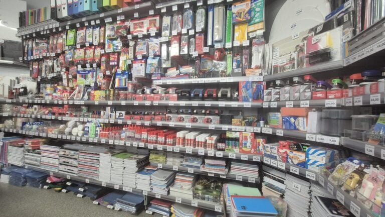 Anul acesta, un ghiozdan complet echipat pornește de la 198 de lei în sus, în funcție de librărie și de vârsta copilului. Foto: turnulsfatului.ro