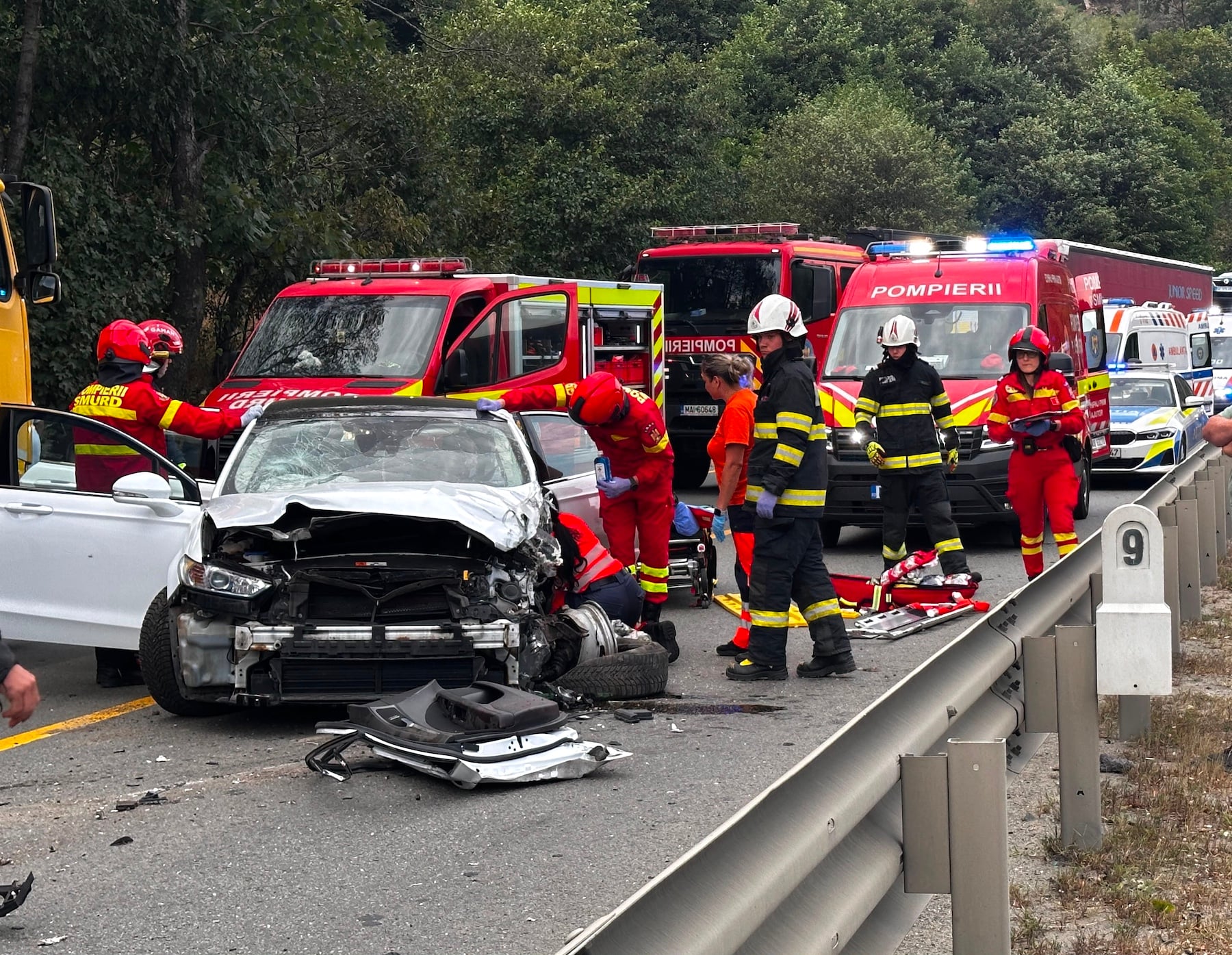 Salvatorilor le-a fost dificil să ajungă la accident din cauza mașinilor care nu au oprit. Foto: turnulsfatului.ro