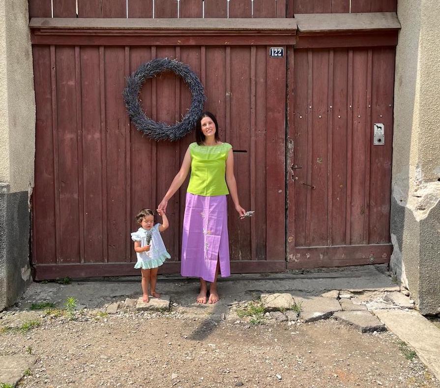 Andreea și familia ei au lăsat orașul pentru liniștea unui sat din județul Sibiu/Foto: Andreea Zahn/Arhiva Personală