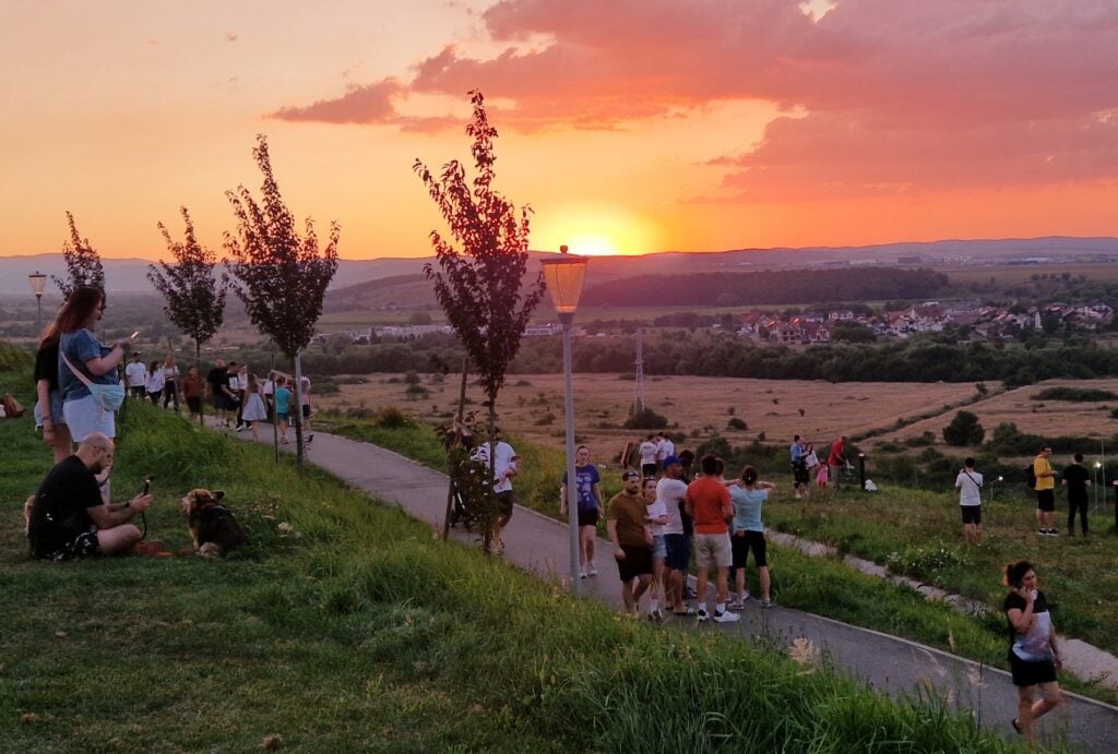 Soarele a scăpat de nori înaintea apusului, când a avut loc eclipsa. Foto: turnulsfatului.ro