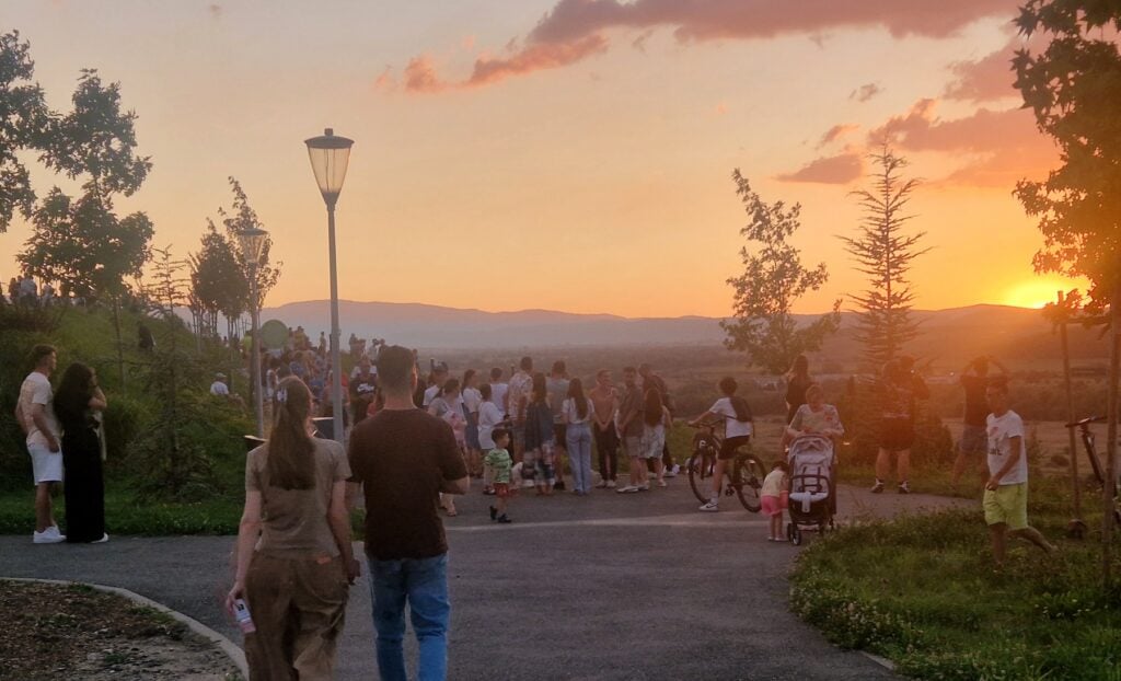 Cei nepregătiți cu ochelari s-au mulțumit cu un apus frumos. Foto: turnulsfatului.ro