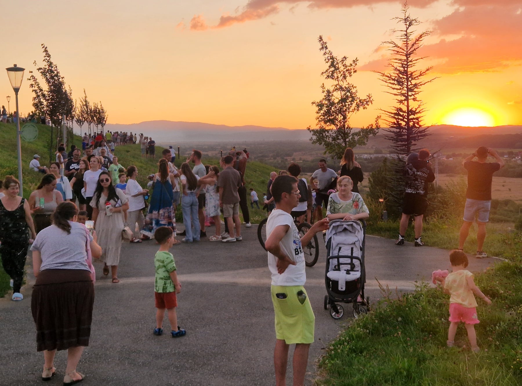 Parcul Belvedere a fost unul din locurile în care sibienii s-au strâns să vadă eclipsa parțială de soare. Foto: turnulsfatului.ro