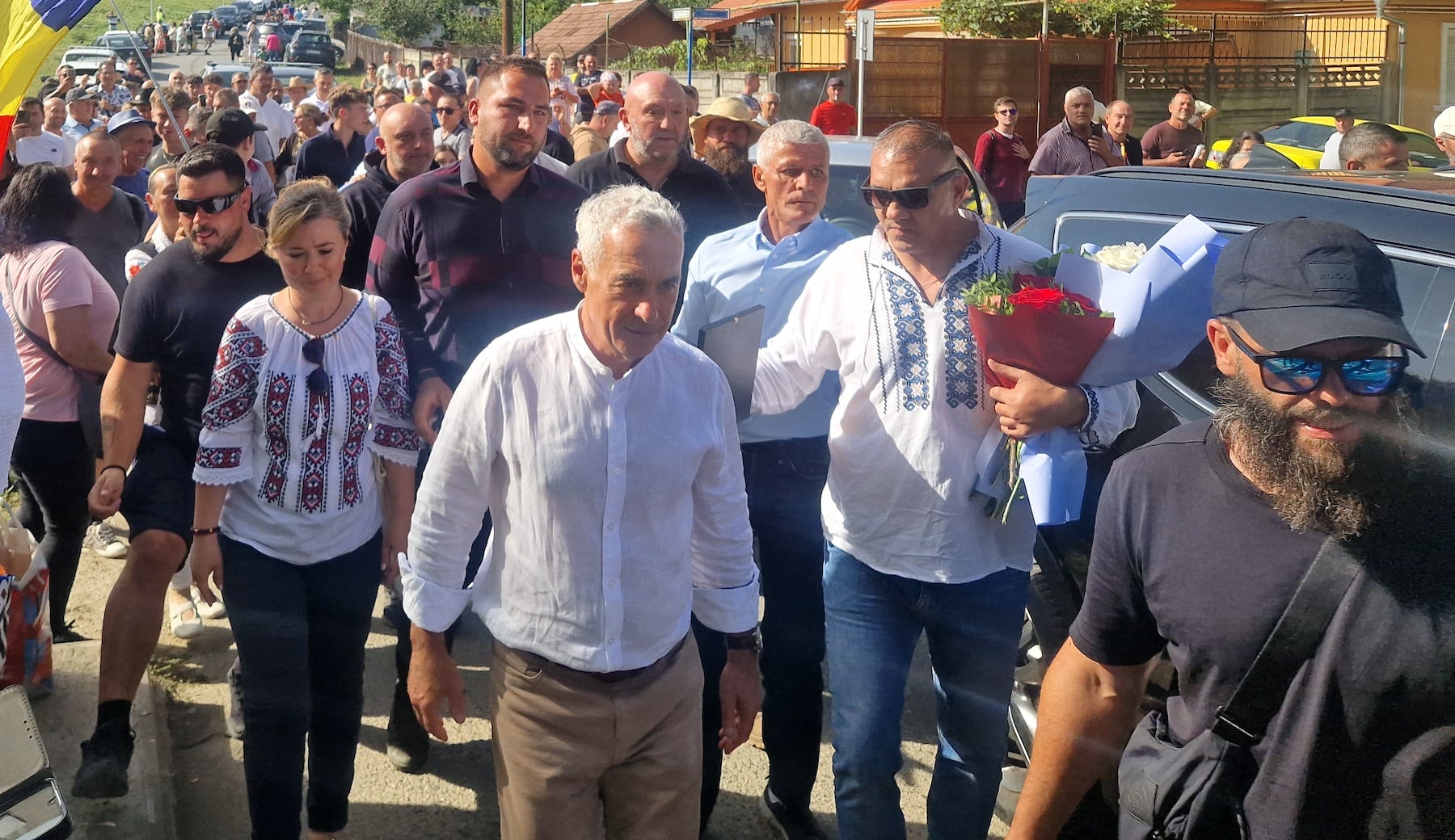 Călin Georgescu a mers în piața volantă din Cisnădie, sâmbătă dimineața. Foto: turnulsfatului.ro