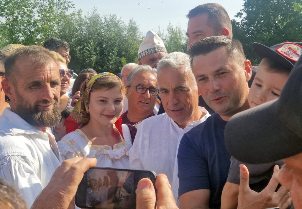 Călin Georgescu a petrecut câteva zeci de minute printre cei veniți în piața din Cisnădie. Foto: turnulsfatului.ro