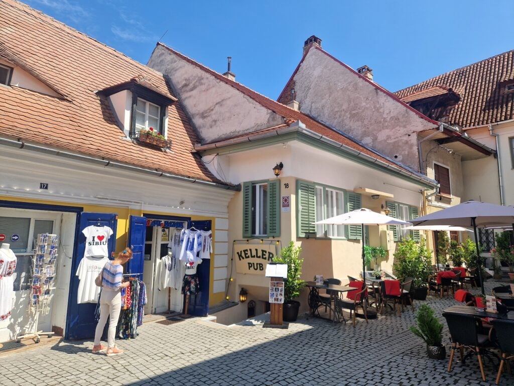 Proprietarul clădirii din Piața Mică nr. 18 a făcut lucrări fără autorizație. Instanța a dispus desființarea acestora, dar proprietarul vrea să le autorizeze. Foto: turnulsfatului.ro